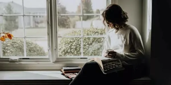 Mujer en una ventana 