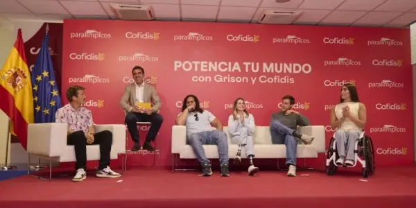 Grison (izquierda) y los deportistas paralímpicos Álvaro del Amo, Sara Andrés, Nil Riudavets e Iraide Rodríguez