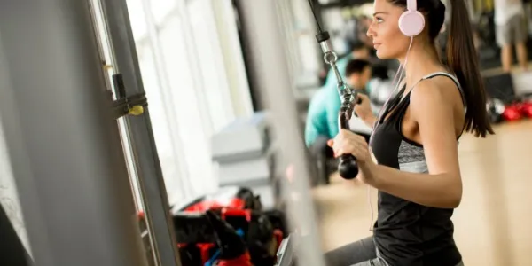 Mujer en el gimnasio