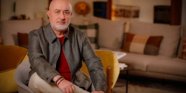 Pablo Álvarez posa en la presentación del libro