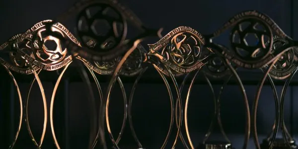 Primer plano de los galardones que se entregan en los Premios Iris