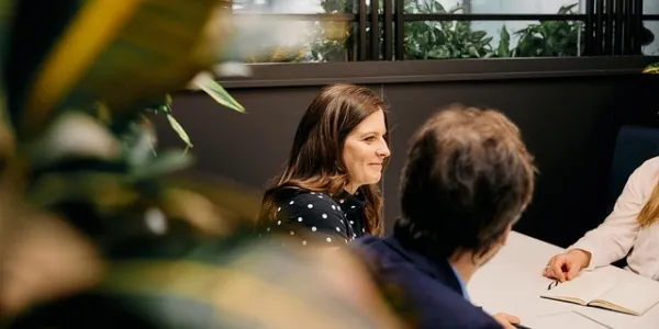Fotografía de una reunión en una oficina