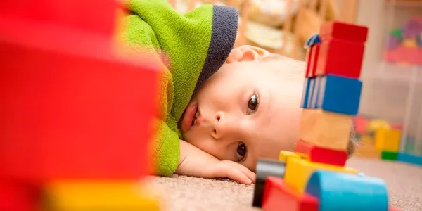 Niño con autismo y problemas visuales