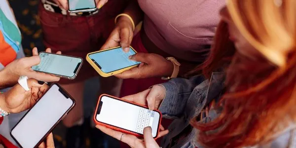 Reino Unido restringe el acceso a redes sociales a menores de 16