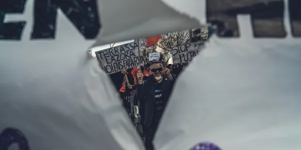 Personas en una manifestación a favor de la prórroga de los alquileres