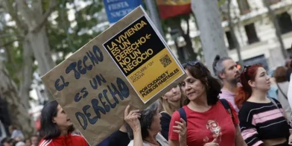 Varias personas durante una manifestación para denunciar el precio de los alquileres