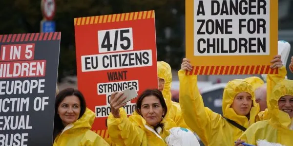 Manifestaciones por la protección de los menores online
