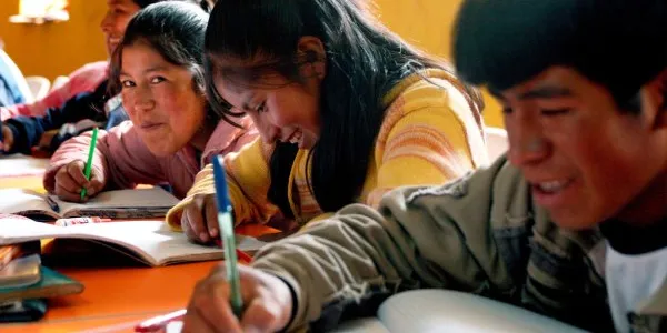 Jóvenes que realizan proyectos sostenibles