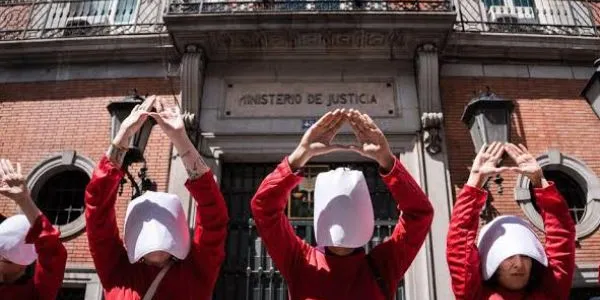 Justicia prohíbe que un despacho de abogados publicite la gestación subrogada