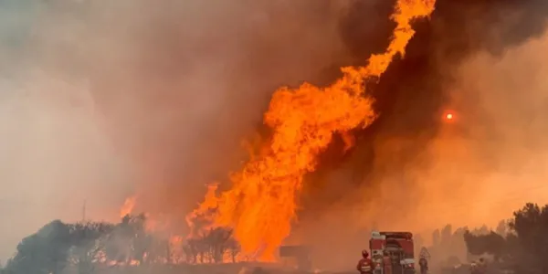 Medios de extinción actuando contra los incendios que tuvieron lugar en la sierra de la Culebra, Zamora, en el verano de 2022. 
