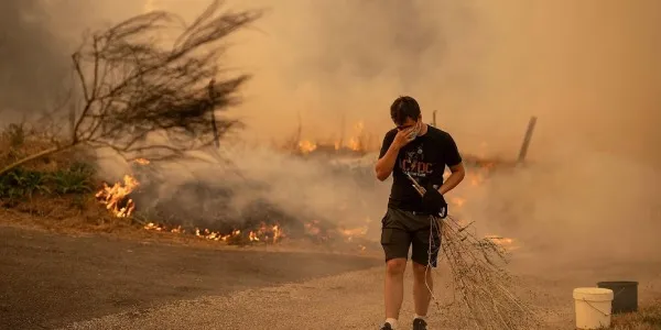 Un vecino del Posada de Valdeón (León), en las inmediaciones del incendio que amenazó su localidad a mediados del pasado mes de agosto. 