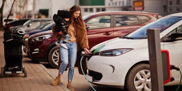 Mujer cargando un coche | Foto de 123rf/asphoto777