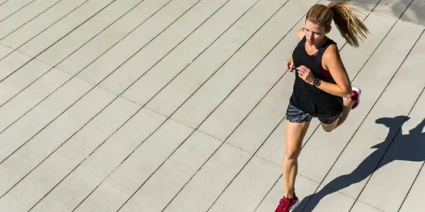 Una mujer corriendo