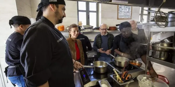 Alumnos en la cocina del restaurante 'La Quinta Cocina' 