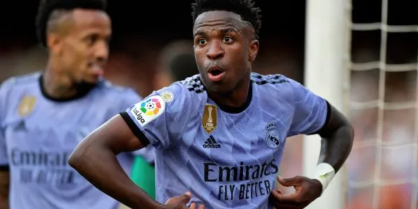 Vinicius indica al árbitro que le están llamando "mono".