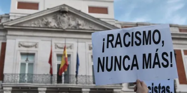 Pancartas durante una manifestación antirracista en Madrid