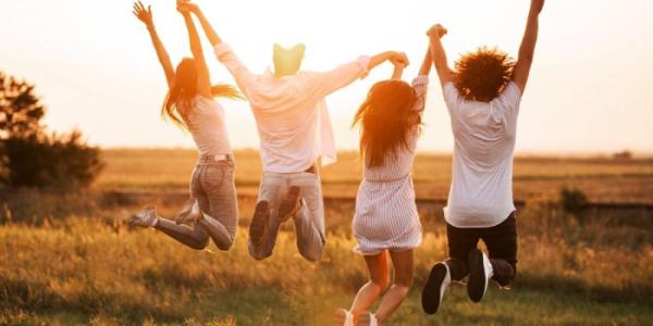 Jóvenes brincan felices en el campo 