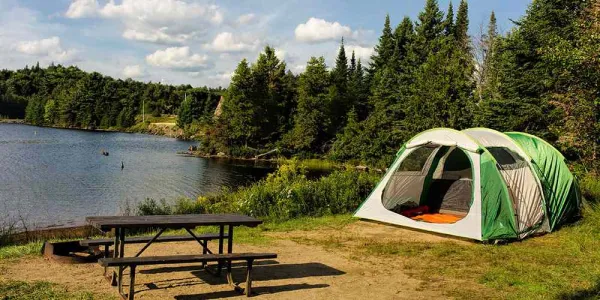 Tienda de campaña en un camping en plena naturaleza