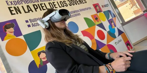 Una chica probando la realidad virtual del proyecto En la piel de los jóvenes