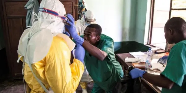 Foto de archivo de sanitarios en pasados brotes de ébola en la RDC. Imagen de Mark Naftalin/ Unicef/EFE/Archivo