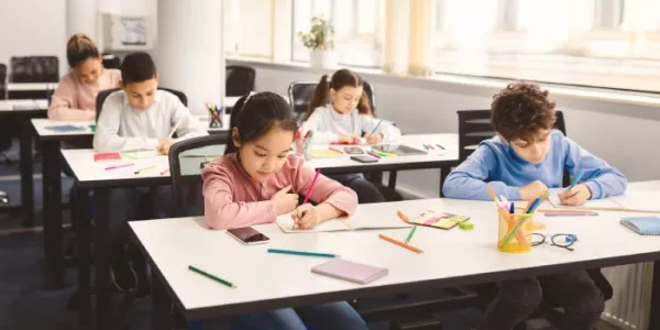 Un grupo de niños en el aula de clase