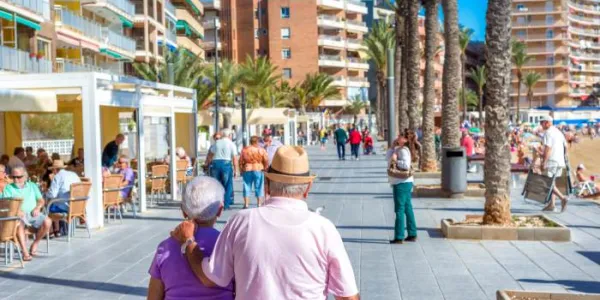 Una pareja de personas mayores pasea por Torrevieja (Alicante) 