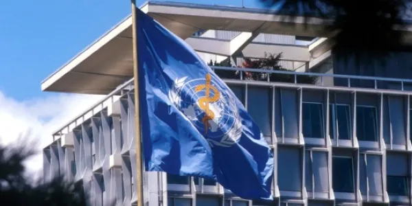 Virot La bandera de la Organización Mundial de la Salud (OMS) de la ONU ondea en su sede en Ginebra, Suiza.