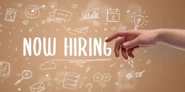 Infografía que muestra la mano de una persona con la frase en inglés: Now Hiring