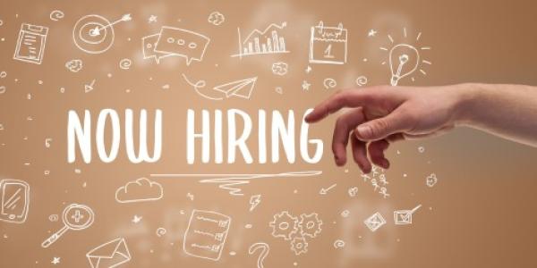Infografía que muestra la mano de una persona con la frase en inglés: Now Hiring
