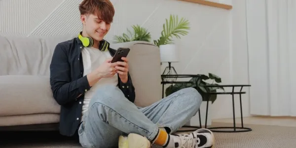 Adolescente con el móvil entrando en sus redes sociales