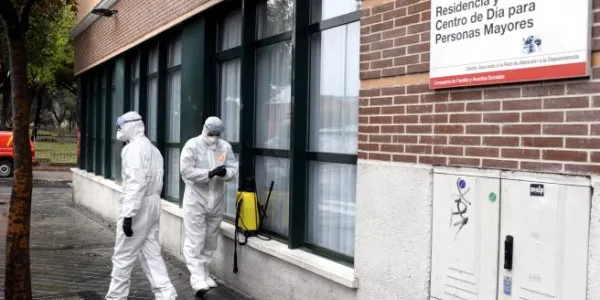 Miembros de la UME en labores sanitarias en residencias de mayores