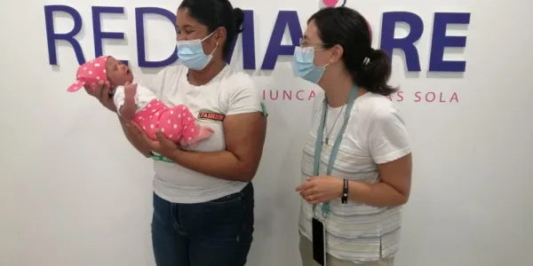 Una mujer embarazada recibiendo apoyo de RedMadre