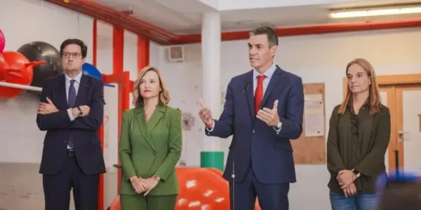 Pedro Sánchez durante su visita a la escuela infantil Casa de los Niños de Getafe