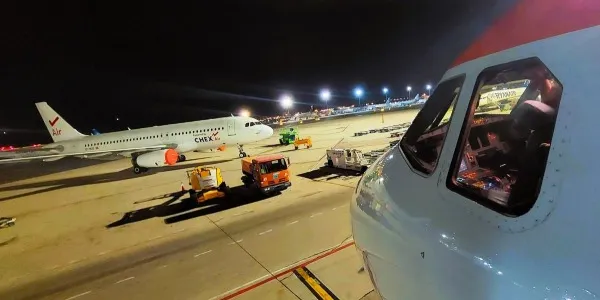 Aviones de pasajeros se preparan para el despegue
