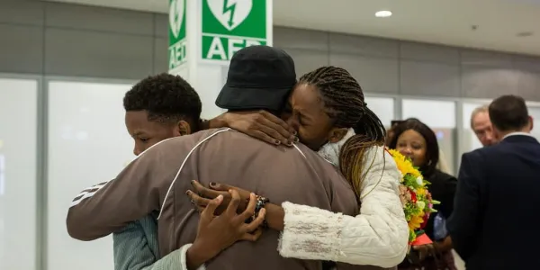 El refugiado de la República Democrática del Congo Barly Baruti se reúne en el Aeropuerto Internacional de Atenas con su familia tras años de separación