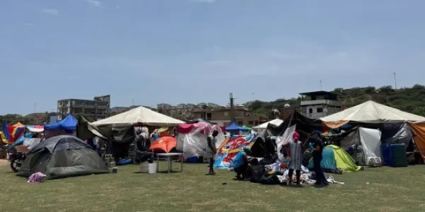 En el estadio César Nieves de La Guaira, decenas de familias desplazadas por los terremotos se alojan en refugios provisionales