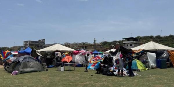 En el estadio César Nieves de La Guaira, decenas de familias desplazadas por los terremotos se alojan en refugios provisionales