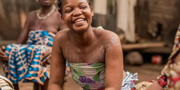 Chica con la regla en un país de África