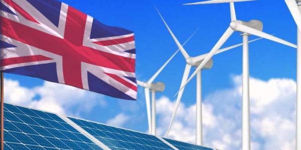 Bandera del Reino Unido y paneles solares