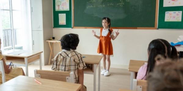 Niña en una clase