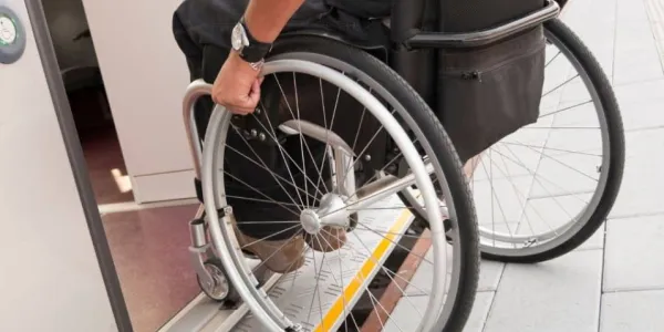 Usuario de Renfe subiendo a un vagón en silla de ruedas