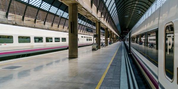 Tren en estación de tren urbana