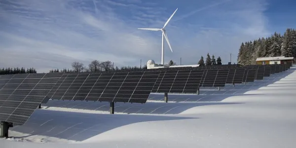 Paneles solares y molino de viento