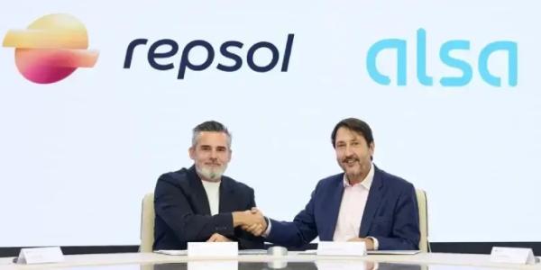 movilidad sostenible -Imagen cedida por Repsol y Alsa El Director General de Cliente de Repsol, Valero Marín y el CEO de Alsa, Francisco Iglesias en el acto de firma del acuerdo