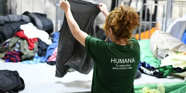 Humana reciclando el residuo textil