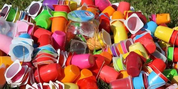 Imagen de Basura, Vasos de plástico y Reciclaje.