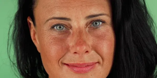 Una mujer de mediana edad con ojos claros