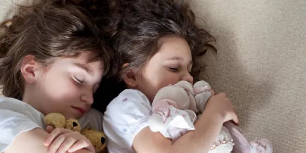 Niños durmiendo