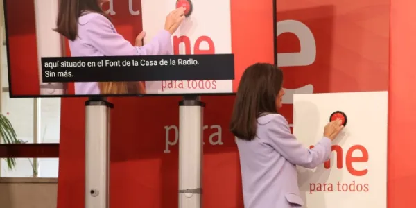 La Reina en el momento que pulsa el botón para que arranque RNE para todos’ 
