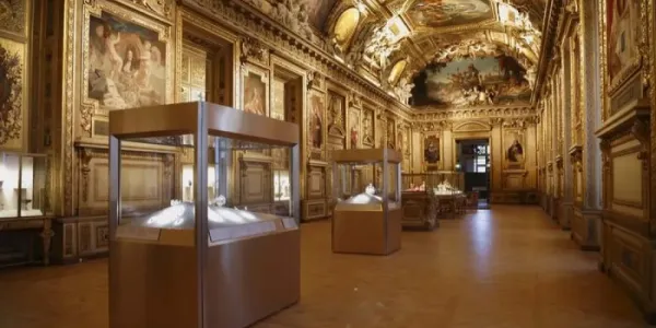 Imagen de archivo de la sala de Apolo del museo del Louvre de París. 